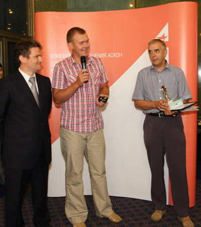 На награждении конкурса 2010 года (слева направо): генеральный директор АСКОН Максим Богданов, Сергей Ларионов и Юрий Маклаков